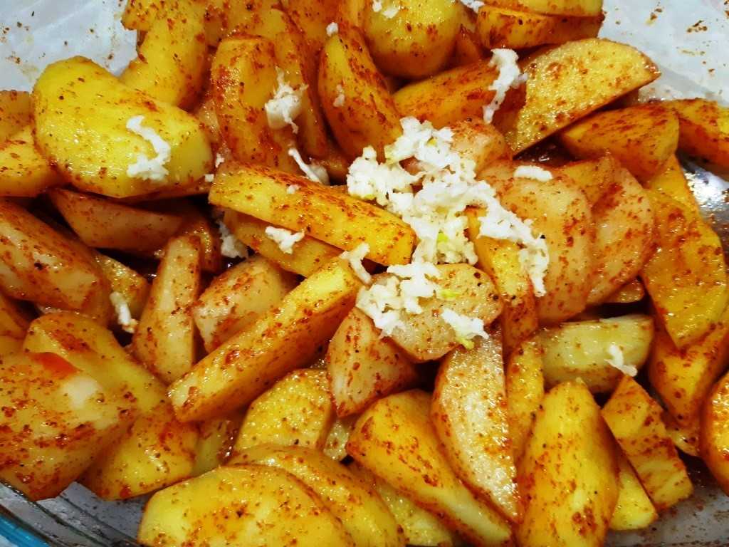 Картошка по-деревенски в духовке. 10 пошаговых рецептов вкусного запеченного картофеля