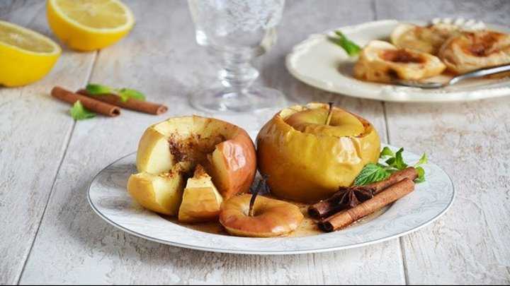 Запеченные яблоки с медом в духовке: лучшие рецепты. как вкусно запечь яблоки с медом и орехами, корицей, изюмом, лимоном, творогом в духовке, микроволновке, мультиварке? сколько калорий в запеченном