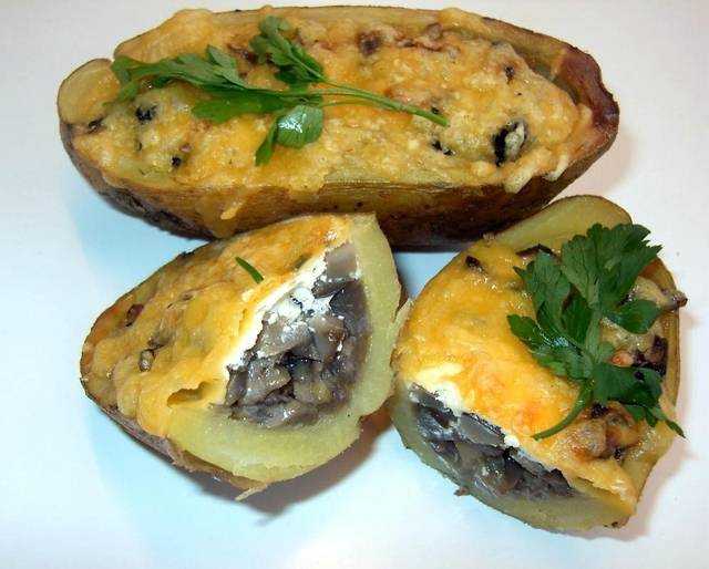 Картошка с шампиньонами в духовке - классический рецепт с фото