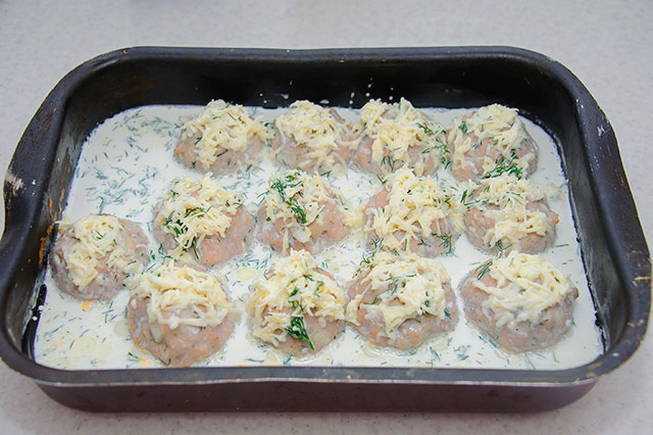 Фрикадельки, запеченные в духовке со сливочным соусом и грибами — пошаговый рецепт с фото