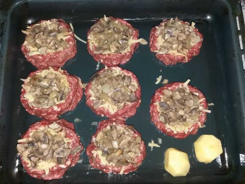 Мясные гнезда из фарша с грибами и сыром в духовке: рецепт с фото пошагово