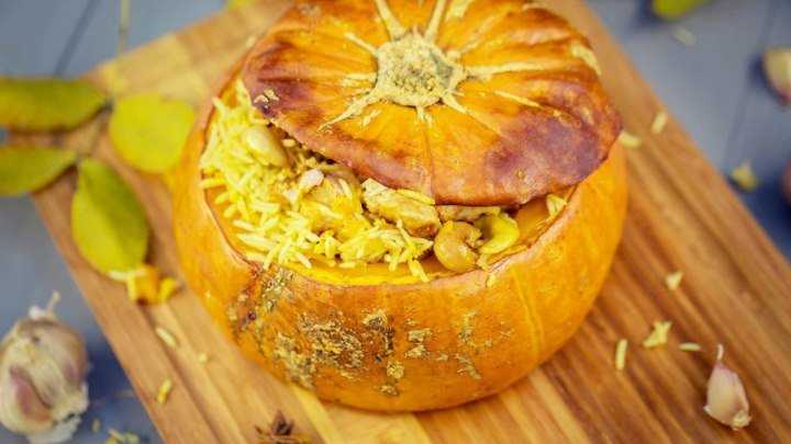 Мускатная тыква фаршированная пикантной курицей и рисом