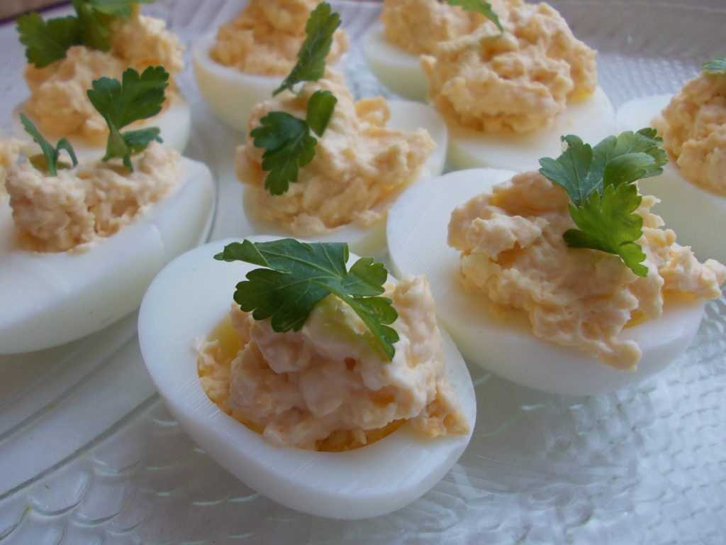 Фаршированные яйца — 25 вариантов начинки с фото