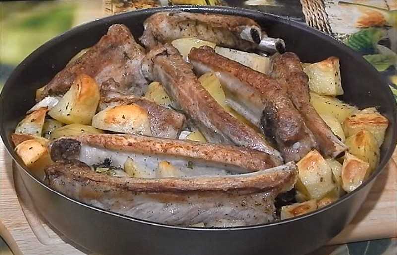 Свиные ребрышки с картошкой в духовке — 8 рецептов - rus-womens