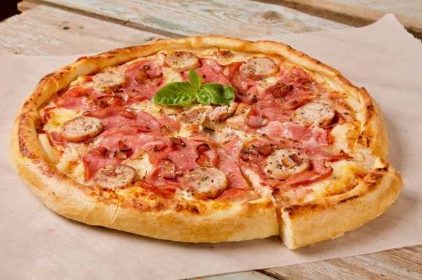 Простые рецепты домашней пиццы с колбасой, сыром и помидорами в духовке