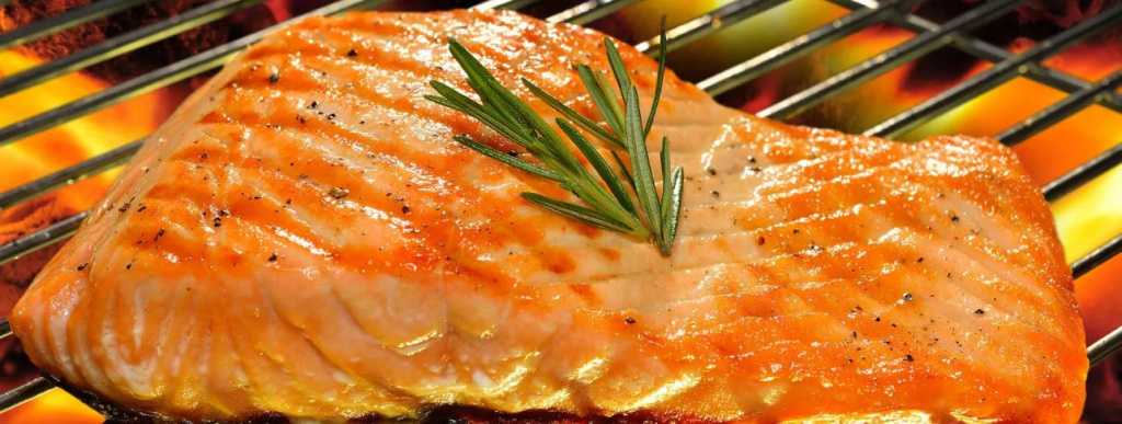 Вкусный и сочный лосось на гриле