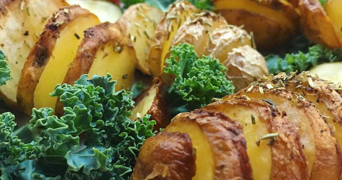 Золотистая картошка, запеченная дольками, по-деревенски в духовке — лучшие рецепты и секрет хрустящей корочки