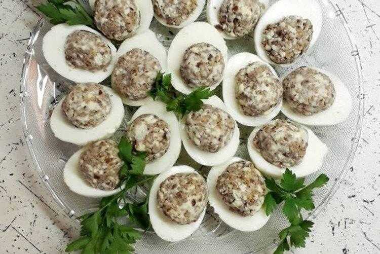 Яйца, фаршированные шампиньонами - 9 пошаговых фото в рецепте