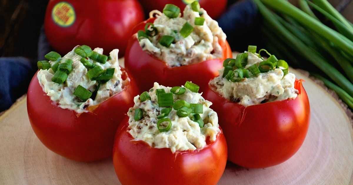 Фаршированные помидоры в духовке, мультиварке и микроволновке: что и как подать в томатных «бочонках»