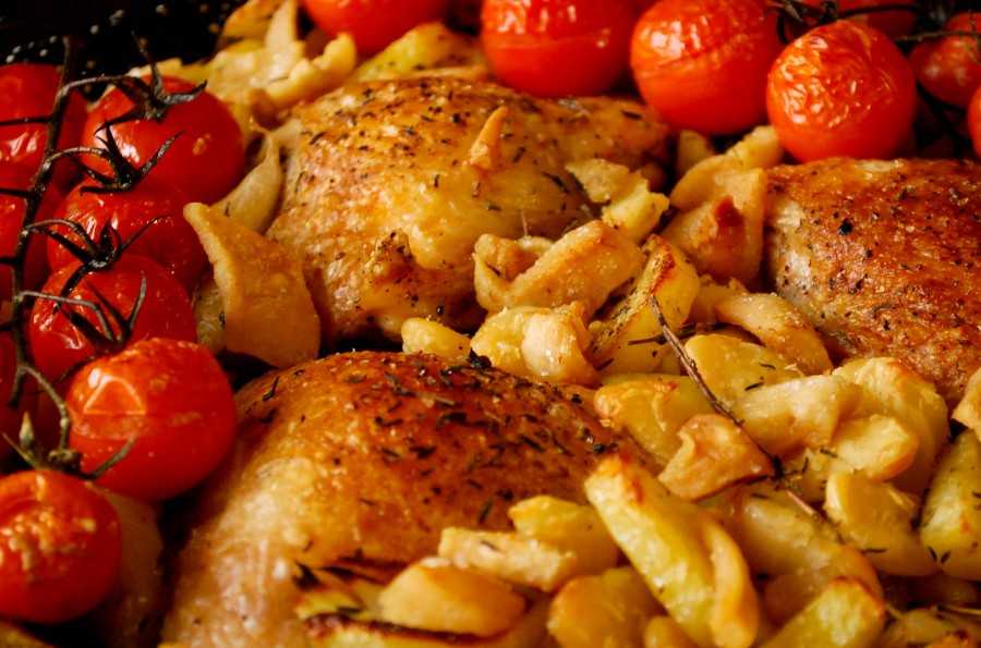 Куриные бедра с картошкой в духовке - рецепт с фото пошагово
