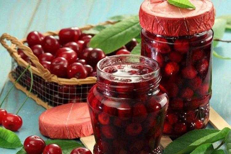 20 простых рецептов вишни в собственном соку