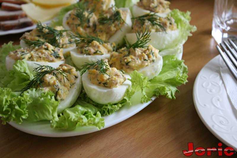 Яйца, фаршированные печенью трески — рецепт с фото пошагово