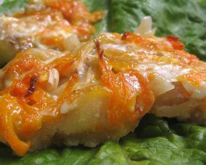 Рыба в томате с морковью и луком – 4 рецепта приготовления в духовке и мультиварке