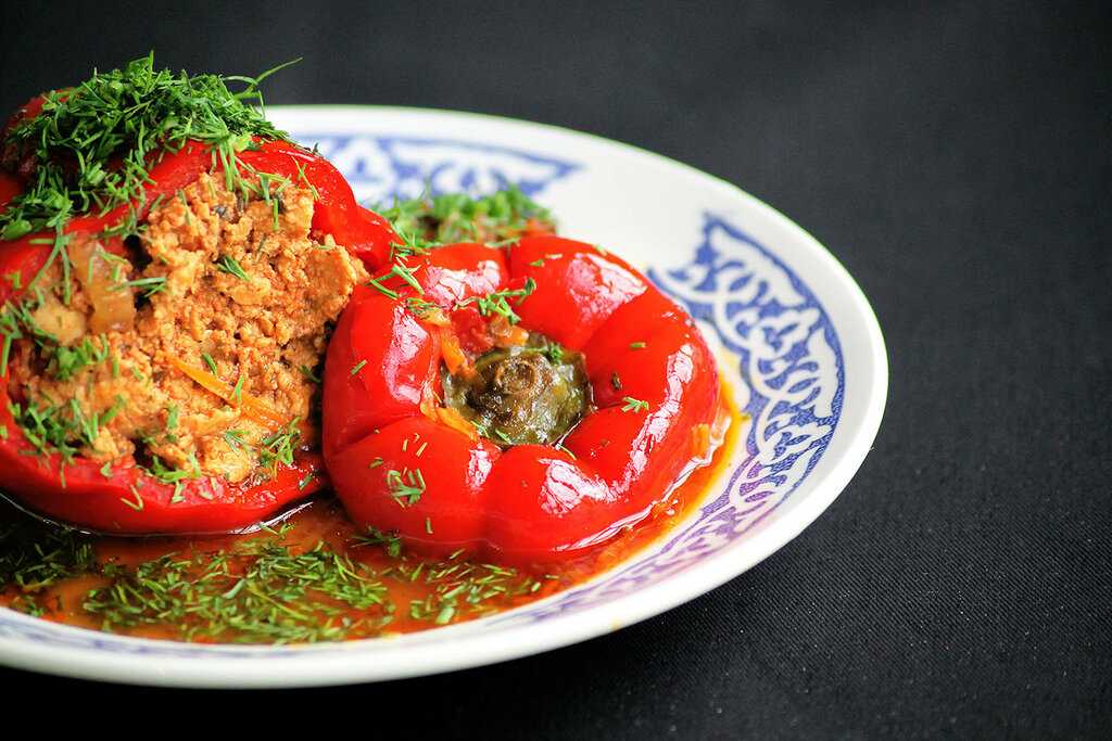 Перец фаршированный мясом и рисом в кастрюле — 6 рецептов с фото пошагово