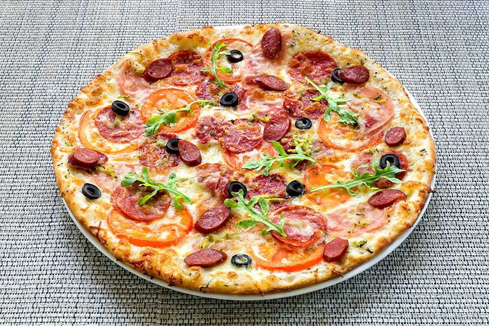 Пицца рецепт в домашних условиях с колбасой и сыром в духовке 🍎