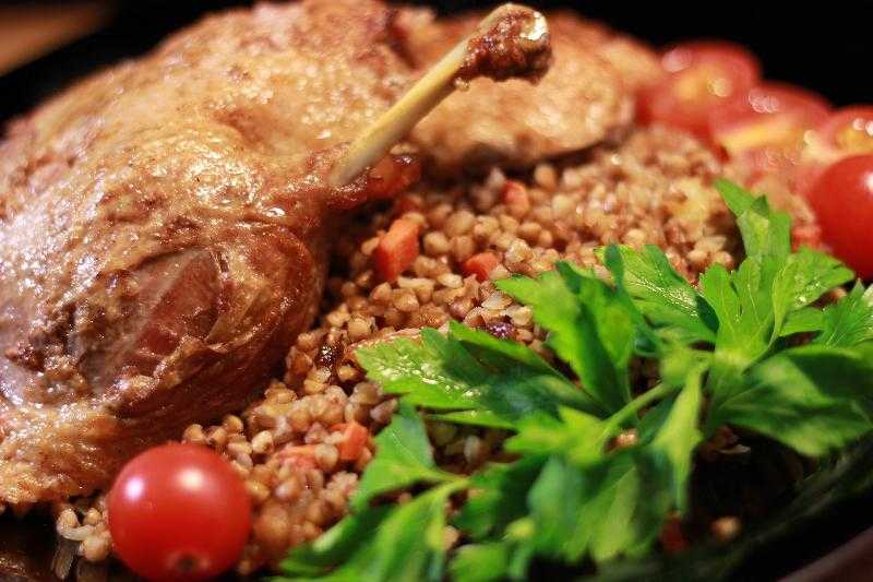 Утка фаршированная гречкой - 20 рецептов: основные блюда | foodini