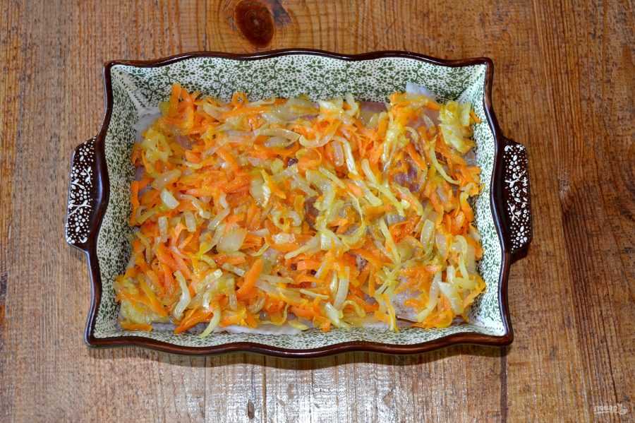 Рецепт приготовления рыбы в духовке с морковью и луком