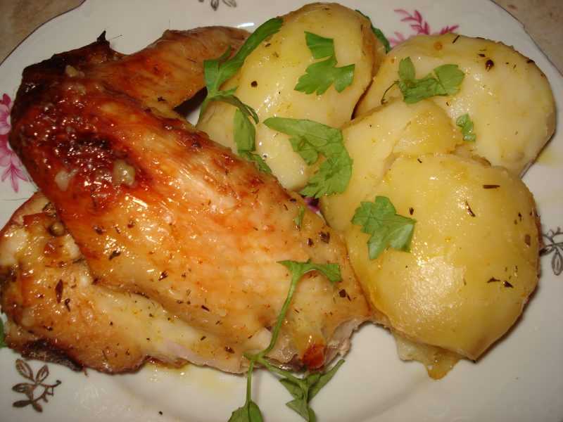 Куриные крылышки с картошкой в духовке — пошаговый рецепт с фото
