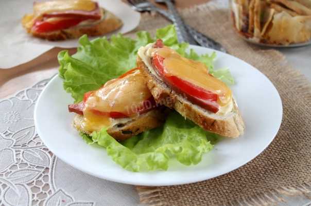 Горячие бутерброды с колбасой и сыром - 34 рецепта приготовления пошагово - 1000.menu