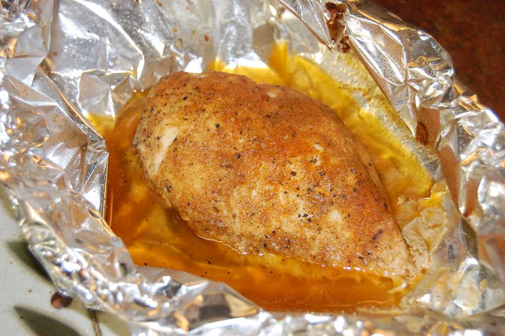 Курица в фольге в духовке: 65 домашних вкусных рецептов