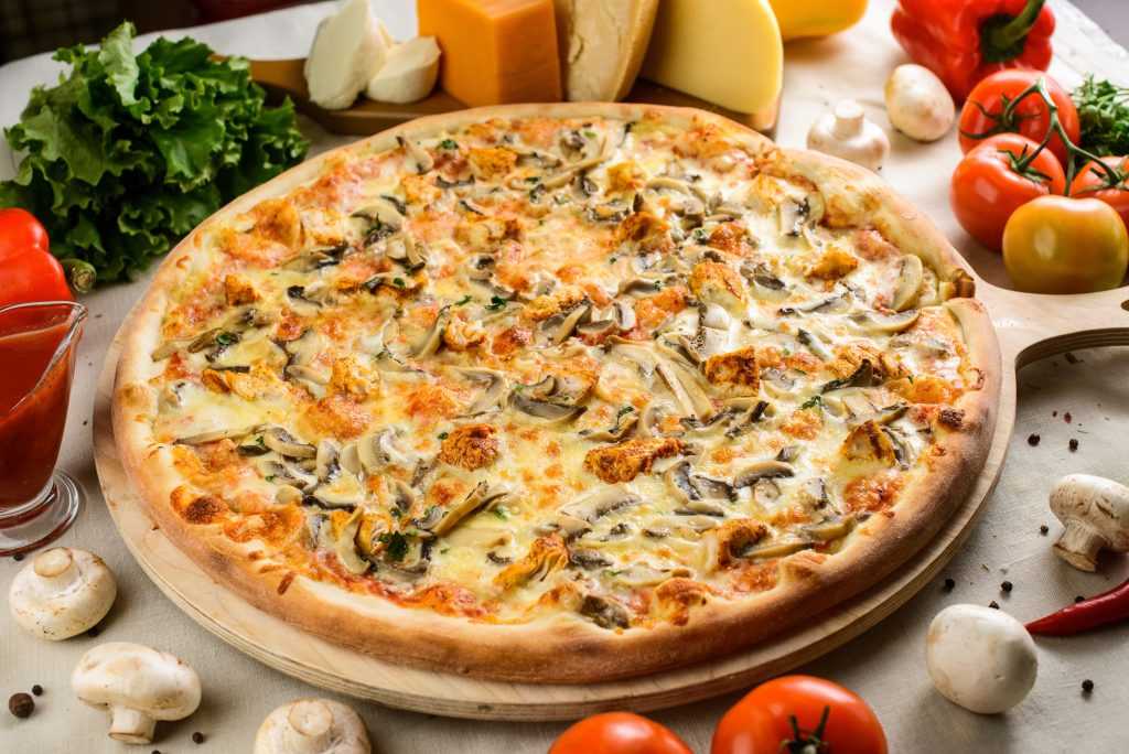 Готовим пиццу с курицей грибами и сыром: поиск по ингредиентам, советы, отзывы, пошаговые фото, подсчет калорий, удобная печать, изменение порций, похожие рецепты