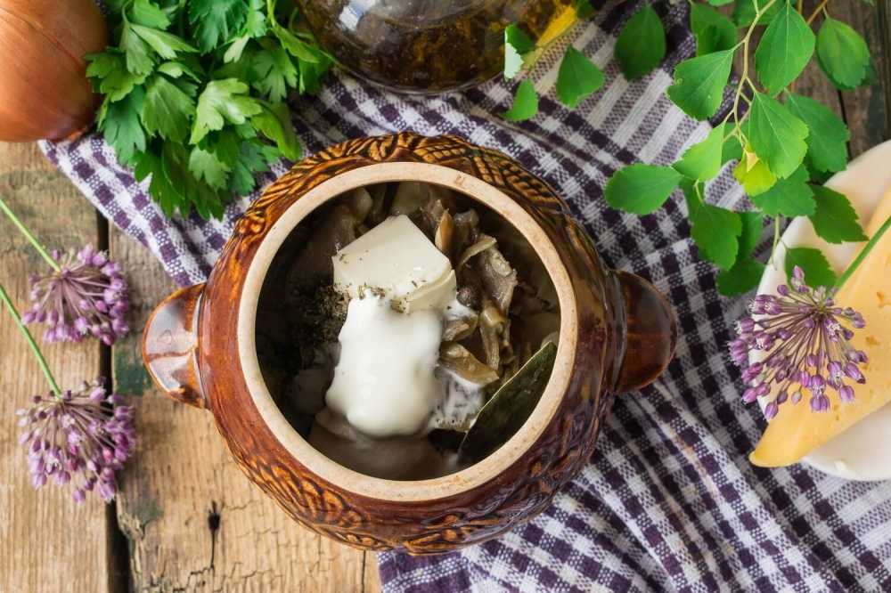 Кролик в горшочке с картошкой и грибами