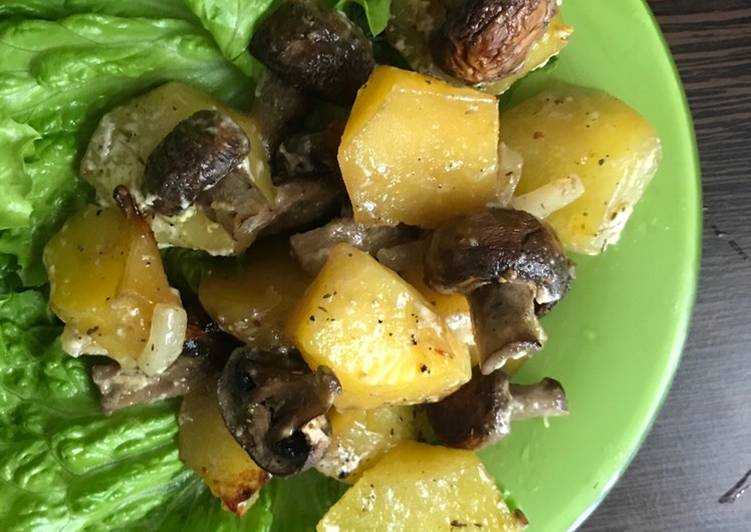 Картошка в духовке с курицей и грибами: 5 вкусных рецептов