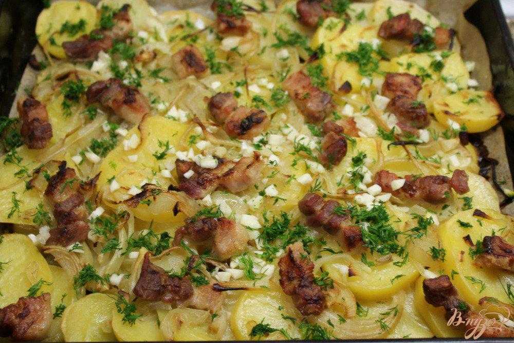 Картошка запечённая в духовке с копчёностями и черемшой рецепт с фото пошагово - 1000.menu