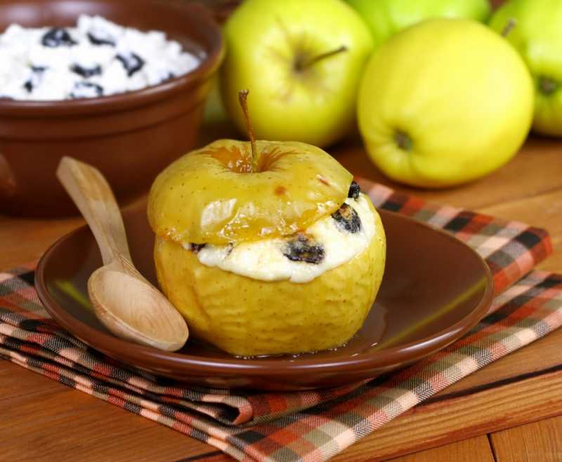 Яблоки запеченные с творогом в духовке - рецепты с фото
