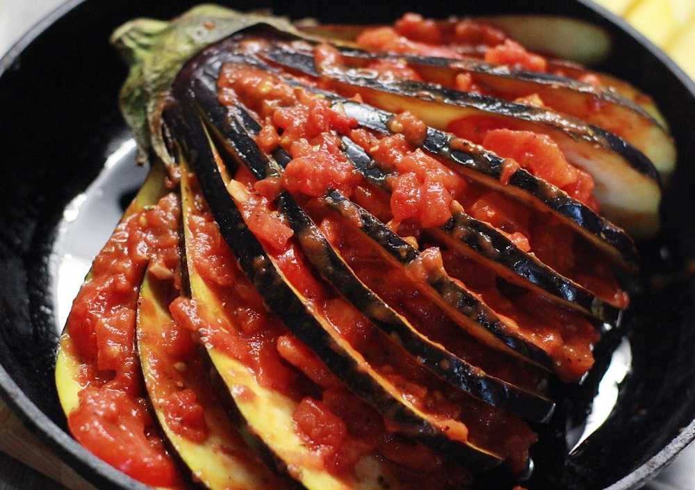 Как запечь баклажан целиком в духовке. вкусные баклажаны, запеченные в духовке с помидорами и сыром | здоровье человека