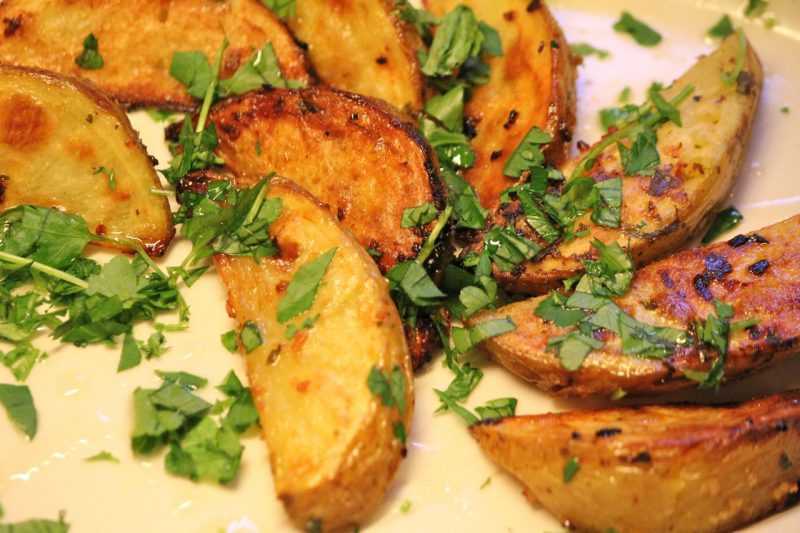 Картошка по-деревенски в духовке – 10 самых вкусных пошаговых рецептов и секретов приготовления с фото