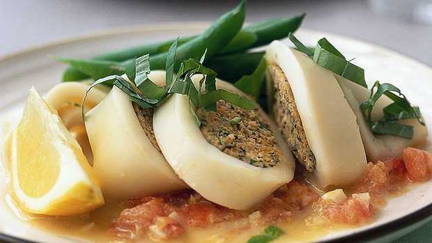 Запеченный кальмар рецепт. фаршированные кальмары яйцом и рисом в духовке.