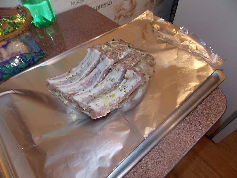 Свиная корейка на кости. рецепты в духовке в фольге, в мультиварке и на сковороде