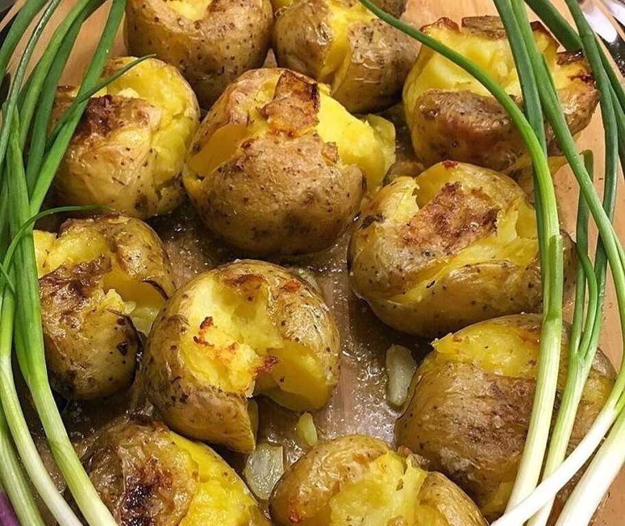 Картошка в мундире, запеченная в духовке – простые и вкусные рецепты, особенности приготовления с чесноком и сыром