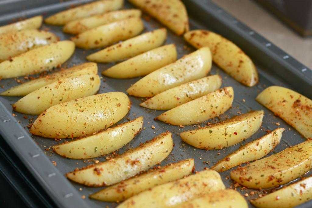 Картофель, запеченный дольками в духовке