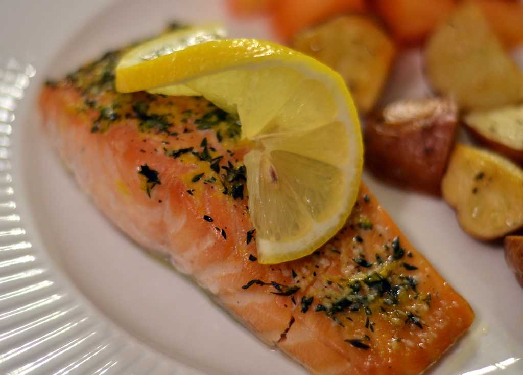 Лосось в духовке: 5 способов вкусно запечь рыбу