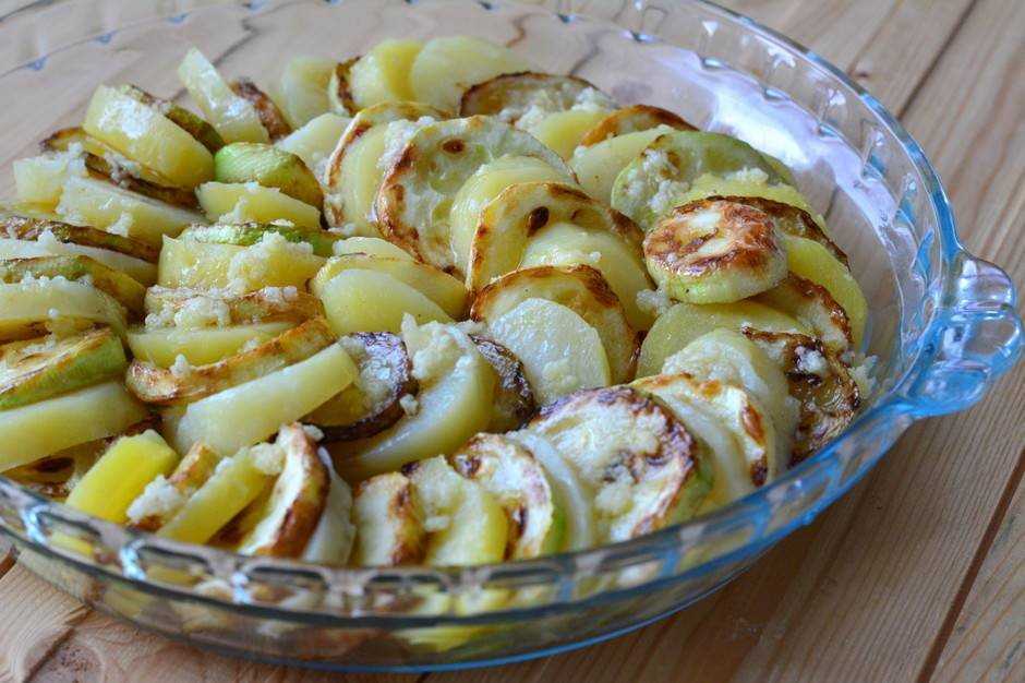 Картошка с кабачками и помидорами в духовке рецепт с фото пошагово - 1000.menu