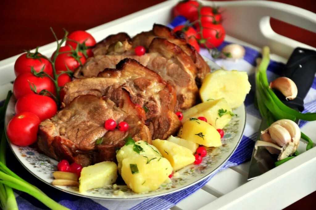 Свинина запеченная в духовке с картофелем — 5 вкусных рецептов