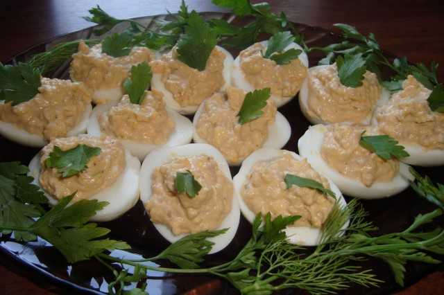 Яйца, фаршированные печенью трески – 7 пошаговых фото в рецепте