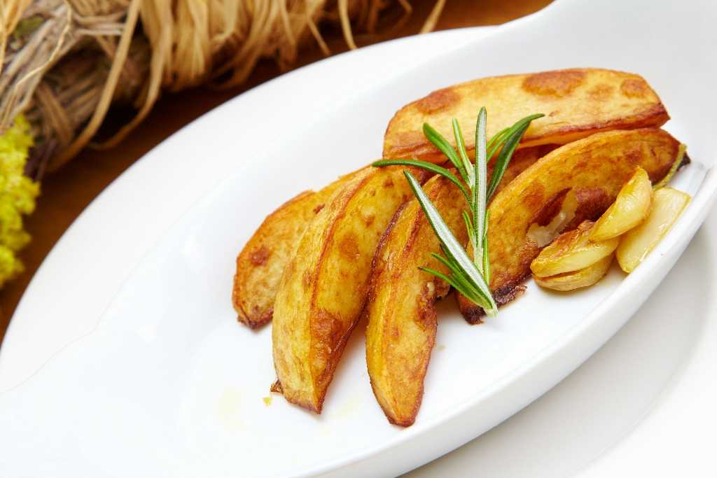Картофель запеченный с розмарином и чесноком - 135 рецептов: гарнир | foodini