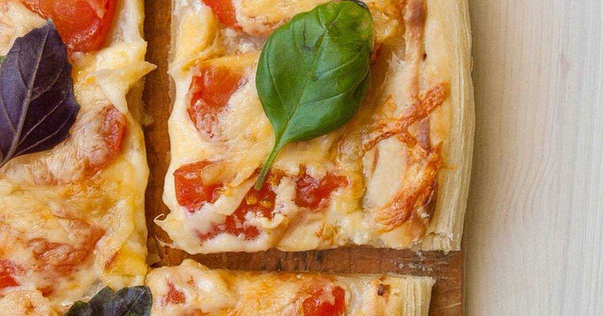 Пицца из слоеного бездрожжевого теста в духовке: рецепт с фото пошагово