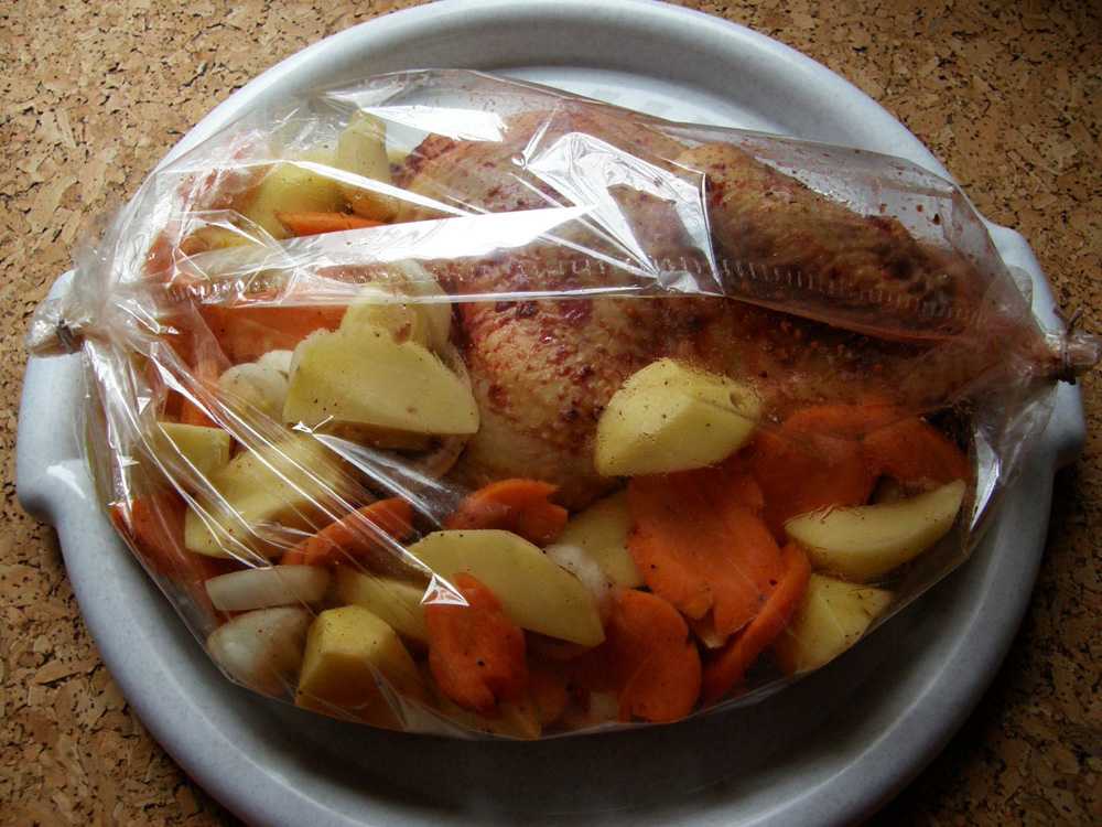 Курица в рукаве с картошкой в духовке – сверх-просто! рецепты курицы в рукаве с картошкой в духовке целиком и кусочками