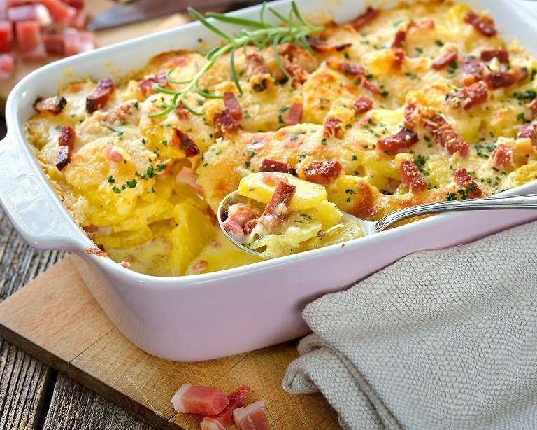 Запеканка с картофелем и сосисками: рецепт в духовке, с сыром, макаронами, пюре
