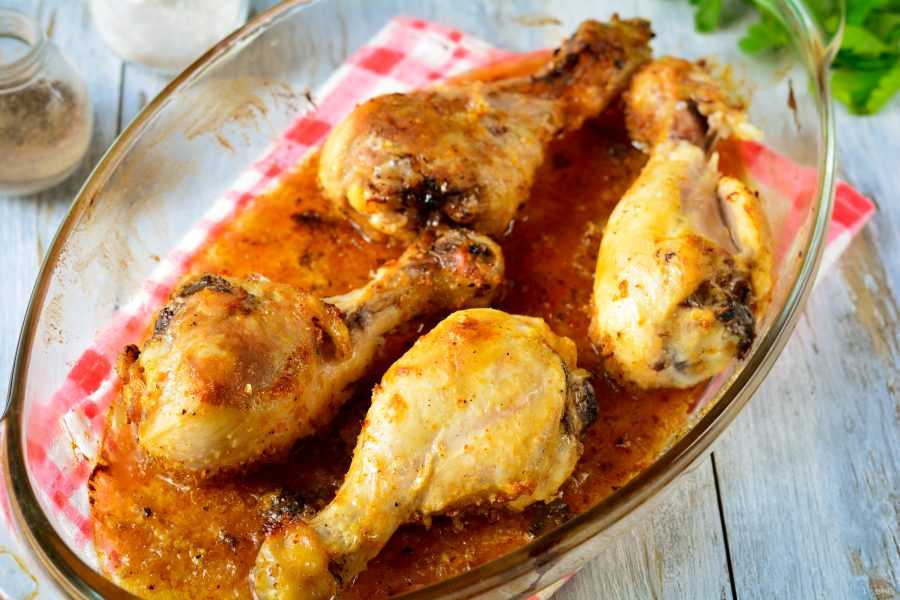 Готовим нежнейшие куриные голени в духовке — рецепт в луково-сметанном соусе