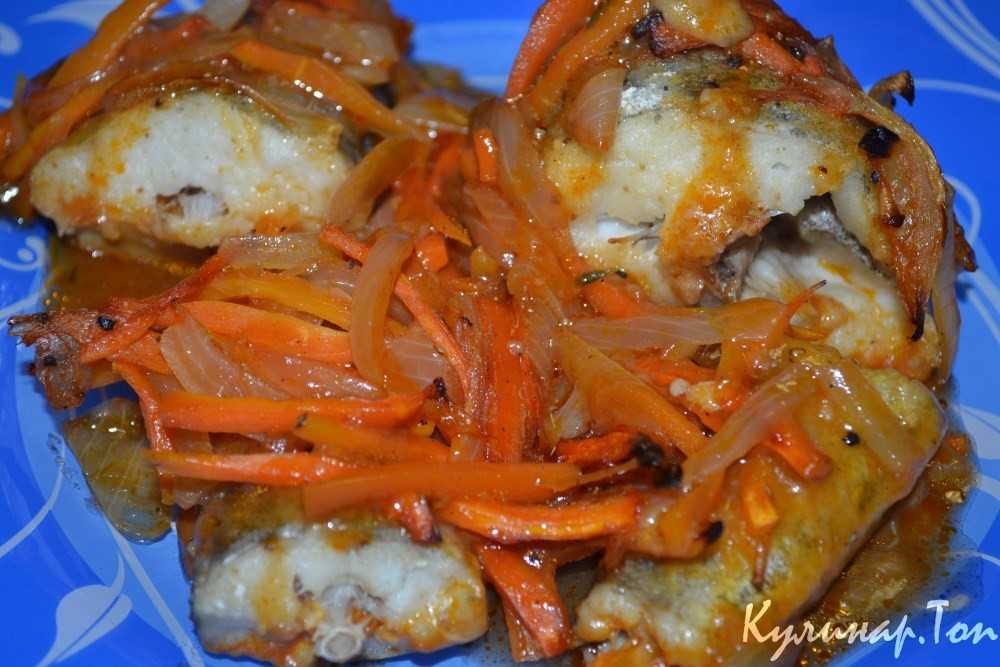 Минтай в духовке с луком и морковью рецепт с фото пошагово и видео - 1000.menu
