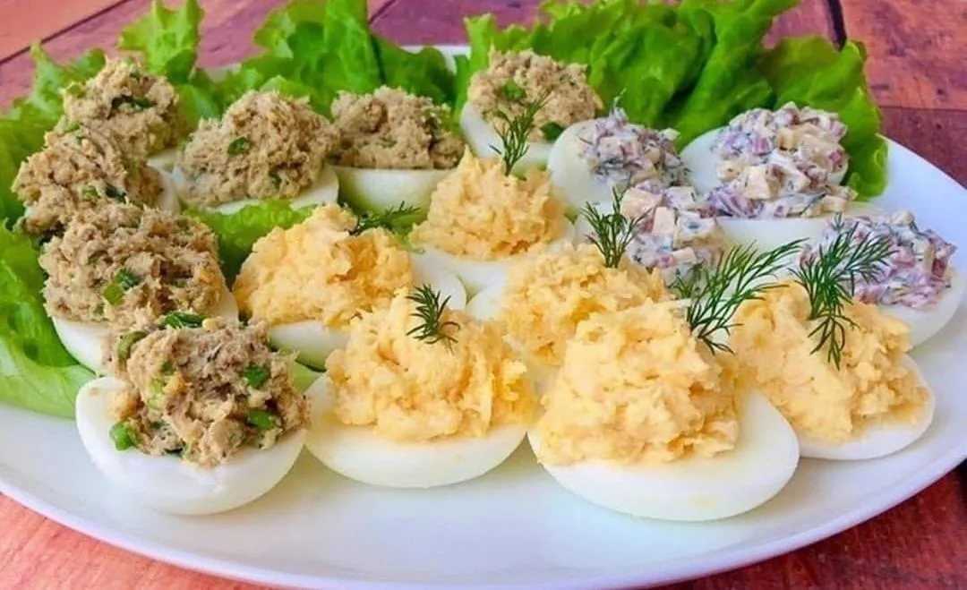 Яйца, фаршированные сыром и чесноком - пошаговый фоторецепт