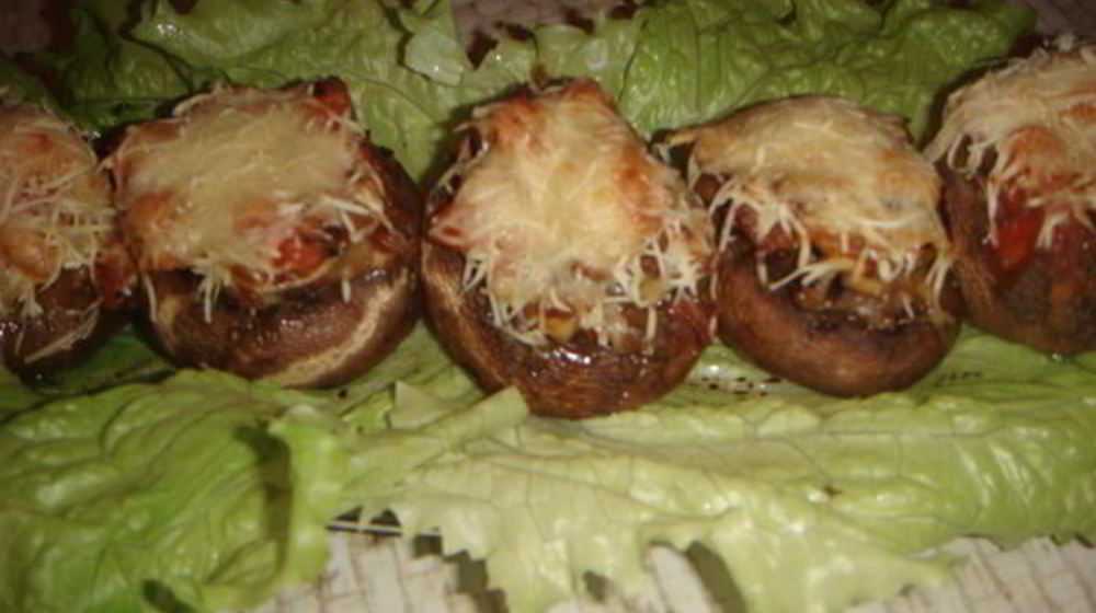 Грибы фаршированные в духовке с фаршем и сыром рецепт с фото пошагово - 1000.menu