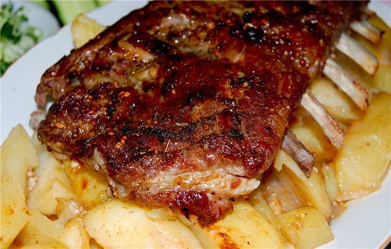 Свиные ребрышки с картошкой в духовке – мягкие, сочные и аппетитные! свиные ребрышки с картошкой в духовке: рецепты