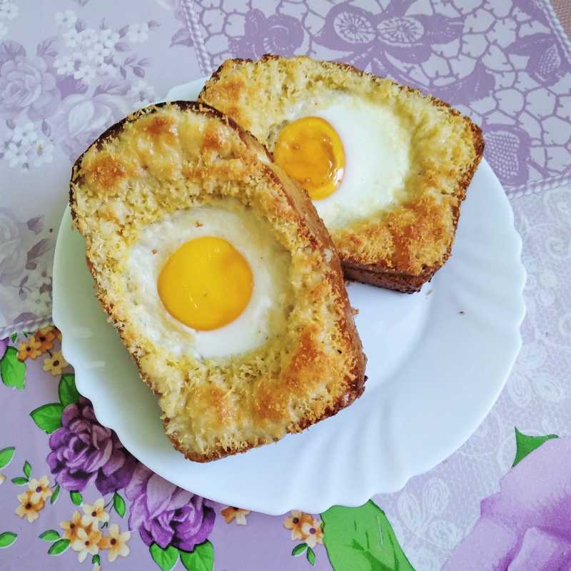 Гренки с яйцом на сковороде - 9 пошаговых фото в рецепте