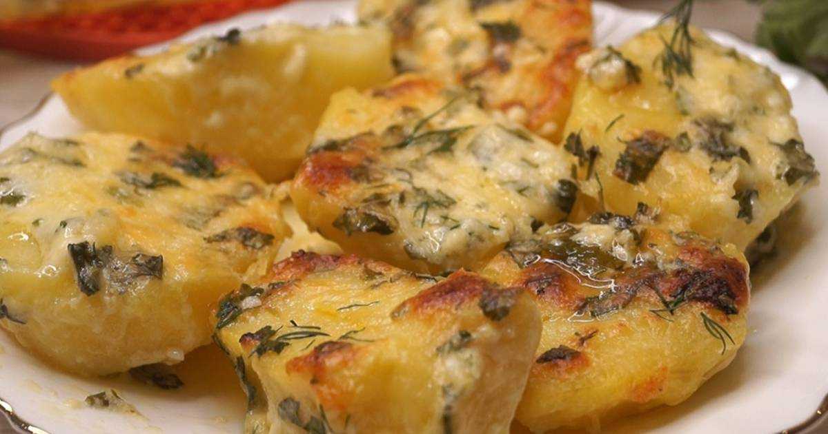 Простая и вкусная запеченная в духовке картошка с сыром и сметаной